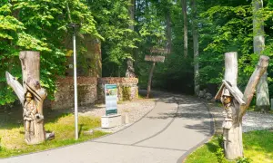 Drewniane rzeźby żołnierzy witają przy ścieżce prowadzącej do Wilczego Szaniec.