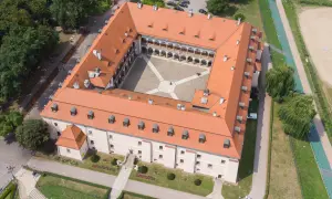Zamek Królewski w Niepołomicach, z jego dziedzińcem i arkadowymi krużgankami, to jedna z głównych atrakcji regionu.