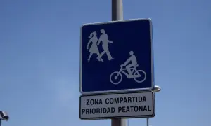 Señal de carril bici compartido con peatones, indicando prioridad peatonal.