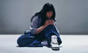 Billie Eilish w luźnych jeansach i stylowych sneakersach, jakby przygotowywała się do koncertu w Polsce.