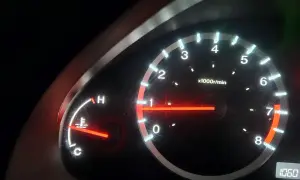 Instrumentpanel visar normal motortemperatur för dieselbilen. Varvräknaren visar lågt varvtal.