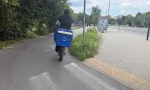 Czy motorowerem można jeździć po ścieżce rowerowej? Sprawdź przepisy!