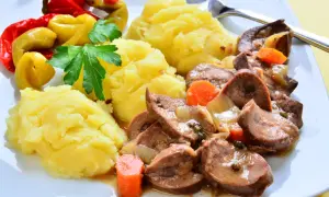 Cynaderki duszone z marchewką i cebulą, podane z puree ziemniaczanym i pikantnymi papryczkami. Pyszne danie, co to za smak!