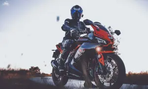 Motocyklista w kombinezonie na sportowym Barton Blade. Zastanawiasz się, ile pali motocykl?