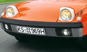 Vorderansicht eines orangefarbenen Oldtimers mit Klappscheinwerfern. Ab wann ist ein Oldtimer steuerfrei?