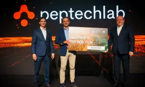 Trzech mężczyzn odbiera nagrodę fotograficzną w wysokości 50 000 PLN od Peptechlab.