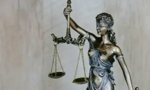 Figurka Temidy z wagą. Zastanawiasz się, ile bierze adwokat za reprezentowanie w sądzie?