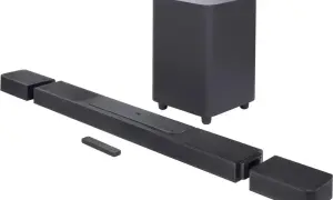 Soundbar JBL z subwooferem i pilotem, gotowy do podłączenia, by cieszyć się kinowym dźwiękiem. Dowiedz się, jak podłączyć głośnik JBL z telewizorem.