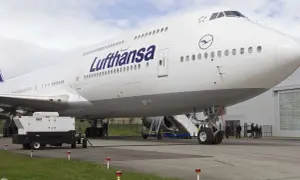 Lufthansa Boeing 747 am Boden. Passagiere steigen ein oder aus.