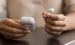 Jak wyczyścić AirPods, aby uniknąć uszkodzeń i zachować ich jakość