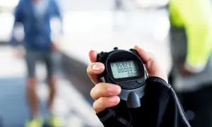 Cronómetro en mano, listo para medir el tiempo. Así es para que sirve un cronometro: para registrar cada segundo de tu entrenamiento y superar tus límites.