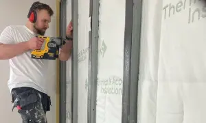 Jak rozchodzi się dźwięk w bloku i jak go skutecznie zredukować