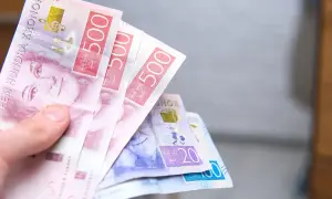Dłoń trzyma banknoty 500 koron szwedzkich. To właśnie jaka waluta w Szwecji.