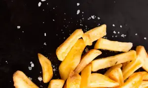 Ile kalorii mają frytki? Prawda o kaloryczności i jak ją obniżyć.
