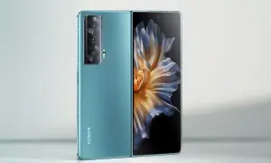 Składany smartfon Honor z aparatem i ekranem AMOLED, wyświetlającym barwny kwiat.