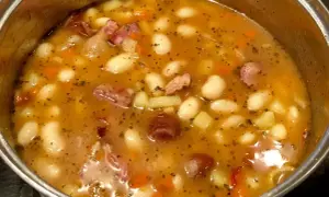Gęsta, aromatyczna zupa fasolowa przepis babci z kawałkami wędzonki i ziemniaków. Smak dzieciństwa w garnku.