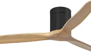 Ventilador de techo con aspas de madera natural y motor negro. Ideal para un acabado moderno en pladur.