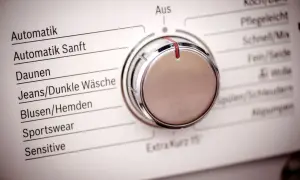 Pokrętło pralki Whirlpool z oznaczeniami programów: Automatik, Daunen, Jeans/Dunkle Wäsche. Instrukcja obsługi i symbole.