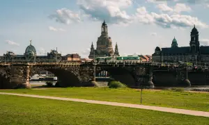 Most znany jako "Biały Cud" w Dreźnie, z widokiem na Frauenkirche i inne zabytki. Trasa spacerowa wzdłuż rzeki Łaby.