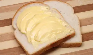 Czym smarować chleb przy wysokim cholesterolu? Zdrowe alternatywy, które działają