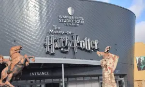 Warner Bros. Studio Tour London – The Making of Harry Potter. Dwie rzeźby, rycerz na koniu i postać w kapturze, przed wejściem. Londyn atrakcje Harry Potter.