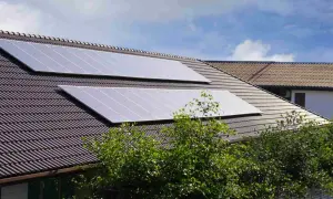 Paneles solares en tejado, captando energía solar incluso en días nublados.