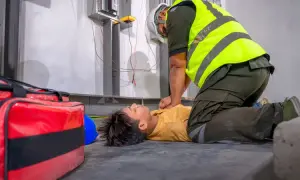 Pierwsza pomoc przy porażeniu prądem: Jak ratować życie bezpiecznie?