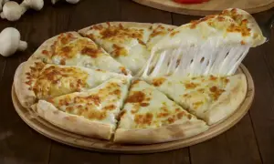 Gorąca pizza z ciągnącą się mozzarellą, idealna na ciepło.