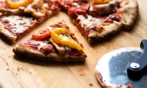 Z czym pizza domowa? Odkryj najlepsze składniki i połączenia