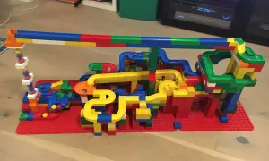 Bunte Duplo Kugelbahn mit vielen Kurven und Rampen. Tolle Duplo bauen Ideen für stundenlangen Spielspaß.