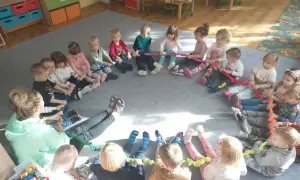 Guma sensoryczna: 100% rozwoju, 0% nudy? Pomysły na zabawy!