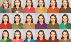 Analiza typ urody: kobieta prezentuje różne kolory tkanin, by określić, które najlepiej podkreślają jej urodę.