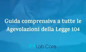 Guida completa alle agevolazioni della Legge 104. Mano che scrive su un foglio.