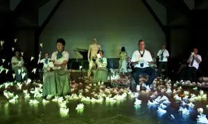 Teatr absurdu co to? Poznaj jego znaczenie i wpływ na dramat