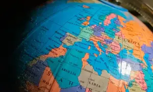 Mapa świata na globusie, ukazujący Europę i Afrykę. Różnorodność kultur i religie świata odzwierciedlone w geografii.