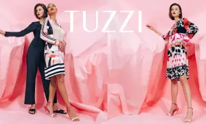Eleganckie kobiety prezentują modne kreacje marki TUZZI na tle różowych, pofałdowanych tkanin.