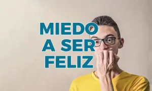 Un joven con expresión de **miedo a ser feliz**, se muerde las uñas. El texto "Miedo a ser feliz" aparece superpuesto.