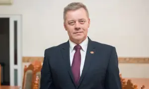 Mężczyzna w garniturze i krawacie, przewodniczący rady osiedla.