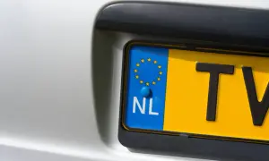 Holenderska tablica rejestracyjna z symbolem UE i literami "NL", część numeru "TV" widoczna. Zarejestrowane przez RDW.