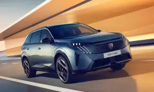 En blå Peugeot E-5008 glider fram på en väg, redo för ett spännande peugeot 5008 test.