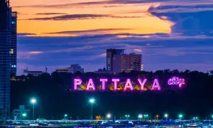 Neonowy napis "PATTAYA city" rozświetla wzgórze o zmierzchu. Idealne miejsce na wakacje!