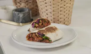 Pyszny, soczysty fit kebab z kurczakiem i warzywami, podany na talerzu. Idealny na szybki i zdrowy posiłek.