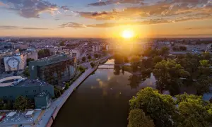 Zachód słońca nad Wrocławiem, widok na hotel HP Plaza i rzekę.