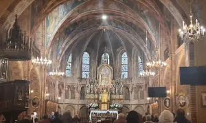 Wnętrze bazyliki z ołtarzem, gdzie króluje Matka Boska Gietrzwałdzka. Witraże i malowidła zdobią sklepienie.
