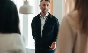 Verksamhetschef utbildning diskuterar med kollegor.