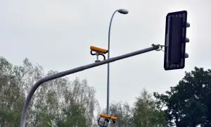 Dwie kamery monitorują skrzyżowanie, pokazując, jak działa rejestrator przejazdu na czerwonym świetle.