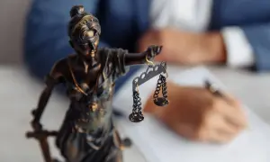 Figurka Temidy z wagą symbolizuje sprawiedliwość w procesie o stwierdzenie nabycia spadku.