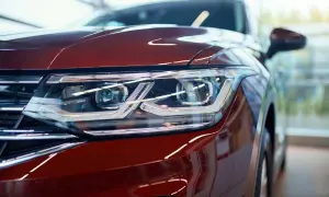 Detalle de faro de coche rojo con luces LED y catadióptricos que reflejan la luz.