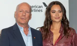 Bruce Willis z żoną. Aktor, u którego zdiagnozowano chorobę, wygląda na spokojnego.