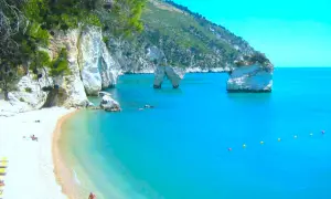 Spiaggia con faraglioni nel mare cristallino del Gargano.
